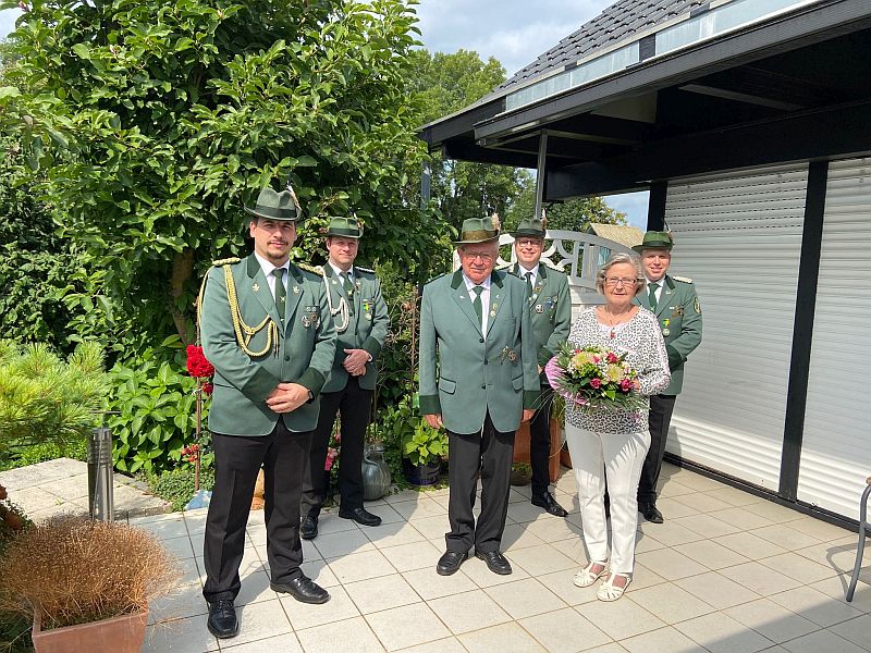 Vor 55 Jahren regierten in Bergheim das Jubiläumskönigspaar Johannes Janke und Theresia Mönikes (Mitte). Es gratulieren (von links) Oberst Thomas Schrodt, Major René Unruhe, Oberstleutnant Thorsten Günnewicht und der stellv. Major Benedikt Janson.