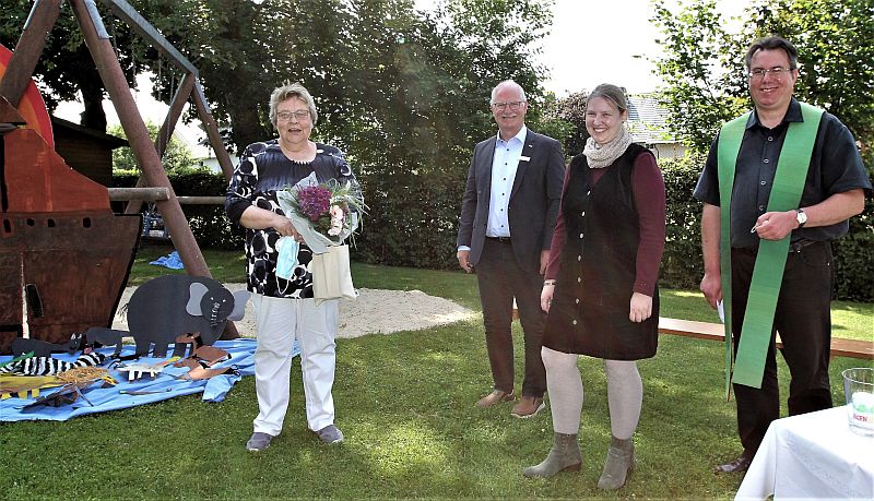 Abschied nach 45 Berufsjahren: Margret Struck (links) geht zum September in den Ruhgestand, dazu sagten ihr Kita-Hochstift-Chef Detlef Müller, Kirsten Gerold und Pastor Dr. Marcus Falke-Böhne ihren Dank.