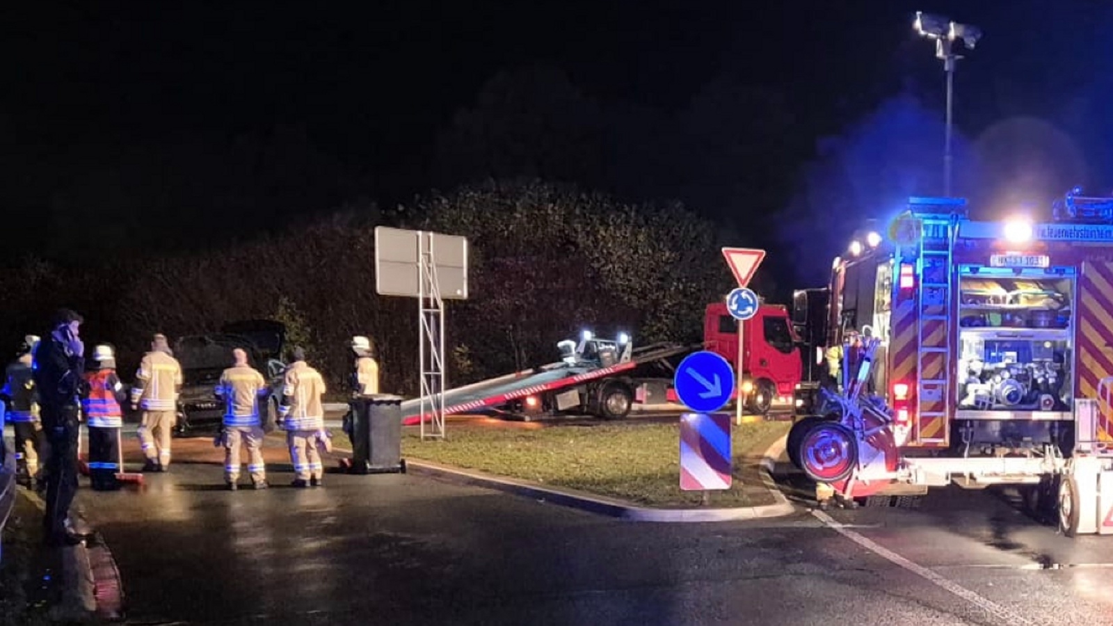 Autofahrer rast über Verkehrsinsel und verletzt sich schwer