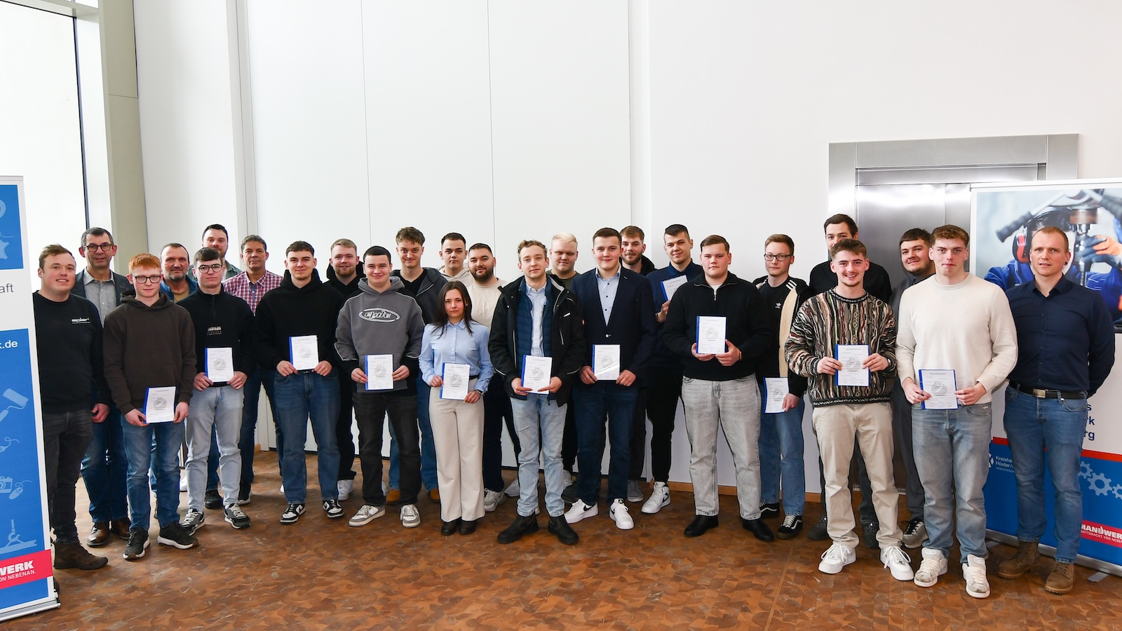 Junge Metallbauer und eine Metallbauerin freuen sich über ihre bestandene Gesellenprüfung