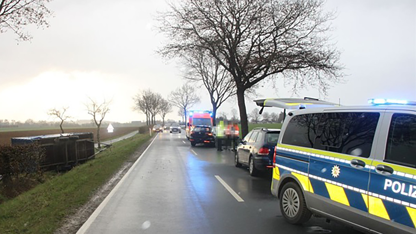 Verkehrsunfall zwischen Steinheim und Vinsebeck: Anhänger schleudert von Fahrbahn, Beifahrer leicht verletzt