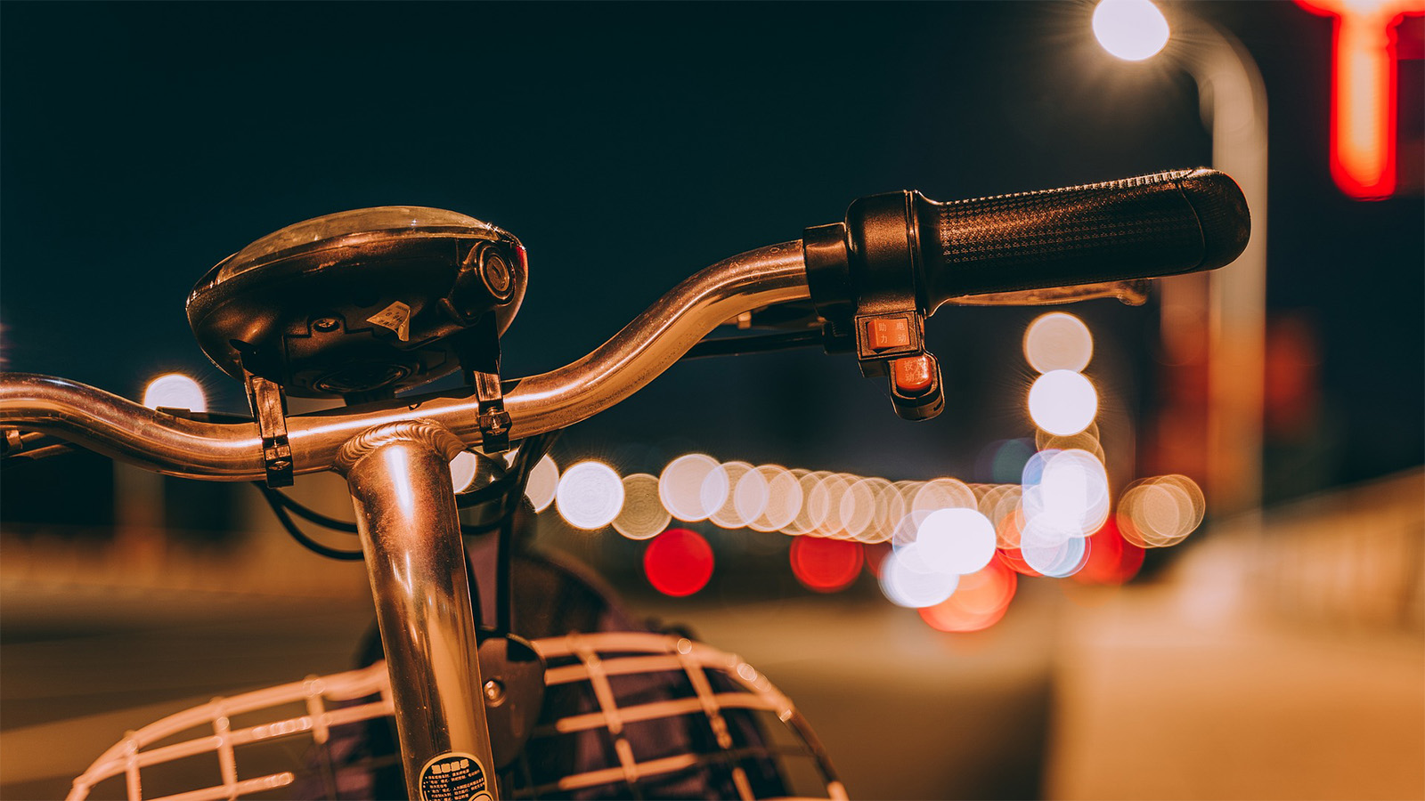 Schreckmoment in Steinheim-Bergheim: Fahrradfahrerin stürzt nach Berührung mit Pkw
